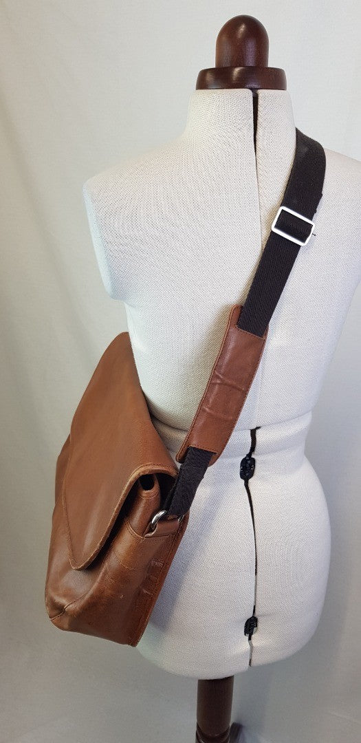 Vintage. Osprey Leather Mailman Shoulder/Cross Body Bag VGC