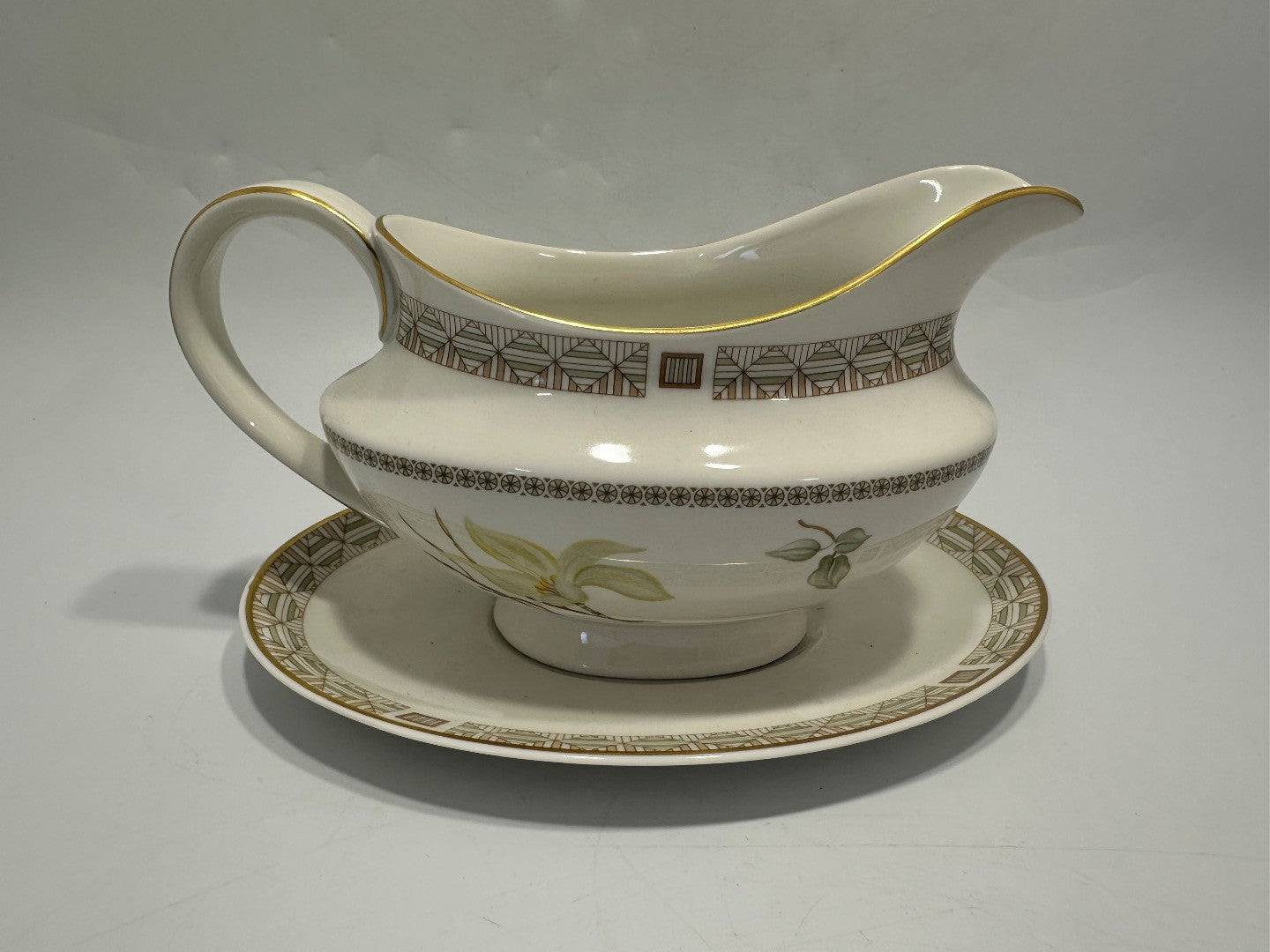 Vintage Royal Doulton White Nile China gravy boat & plate - 550 ml (1 pint)