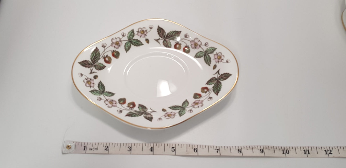 Wedgwood Strawberry Hill Serving Platter & Gravy Boat VGC