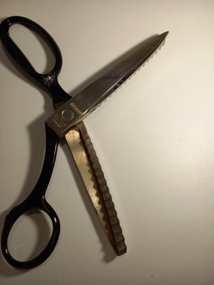 Russell Pinking Shears Sewing, Vintage Dressmaker's Scissors / Cutting Tool