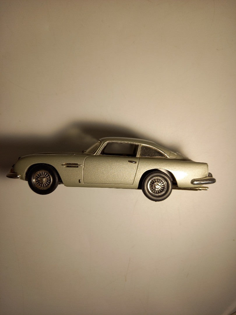 Atlas Editions Aston Martin DB5, 1:43 Silver Model Car with Box