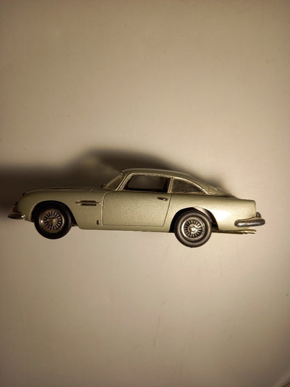 Atlas Editions Aston Martin DB5, 1:43 Silver Model Car with Box