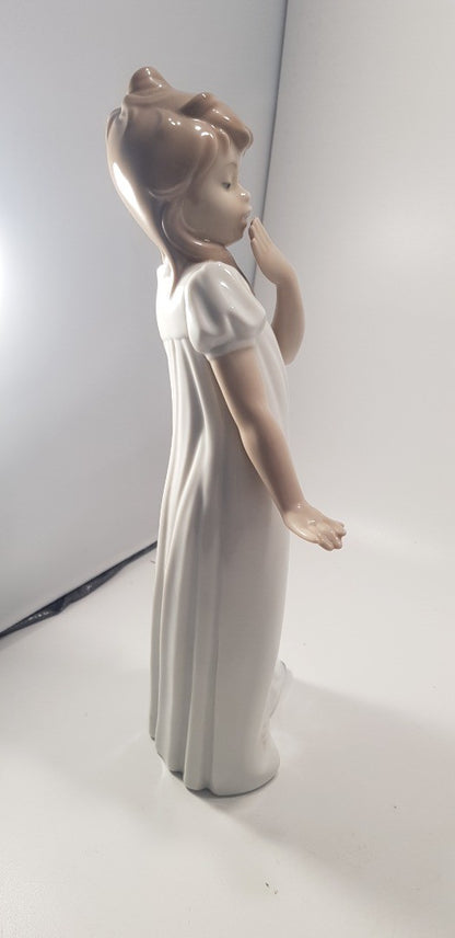 Nao By Lladro Yawning Girl Figurine Medium Size Excellent Condition