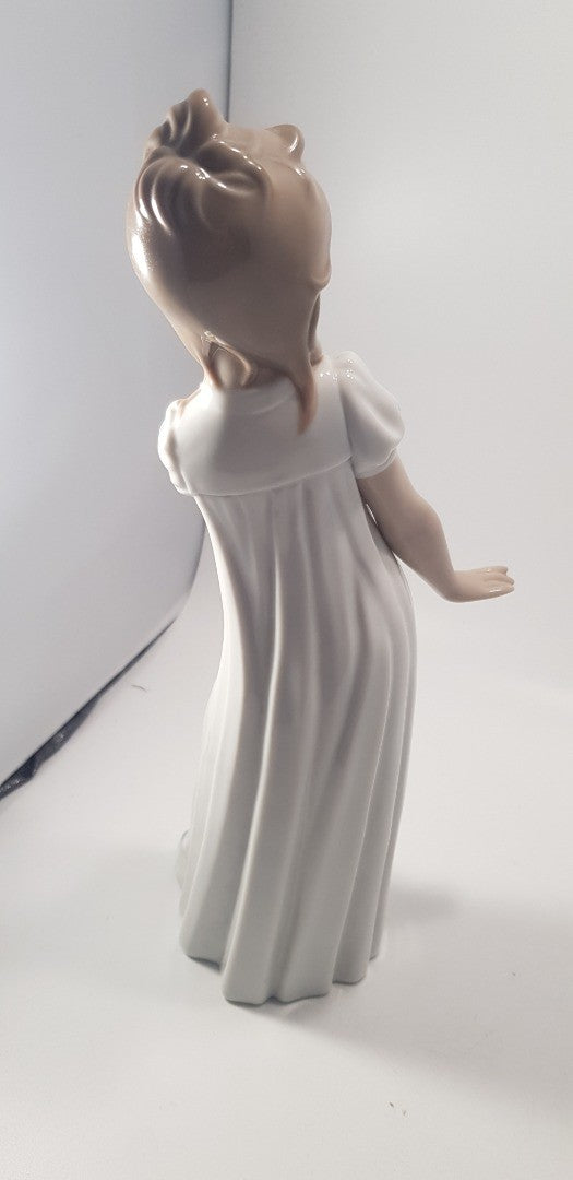 Nao By Lladro Yawning Girl Figurine Medium Size Excellent Condition