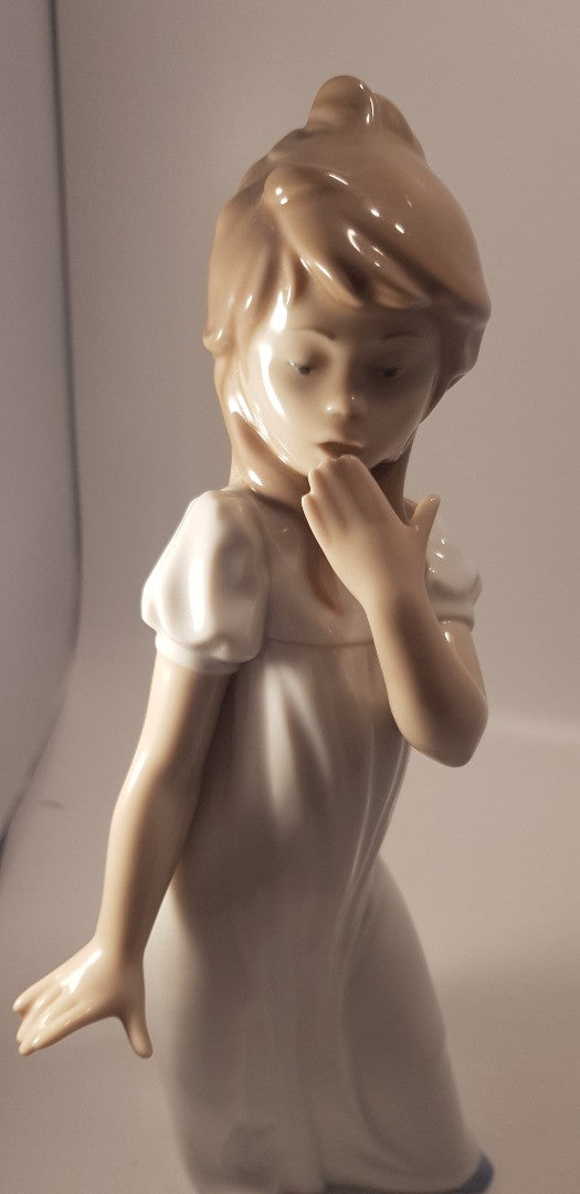 Nao By Lladro Yawning Girl Figurine Medium Size Excellent Condition