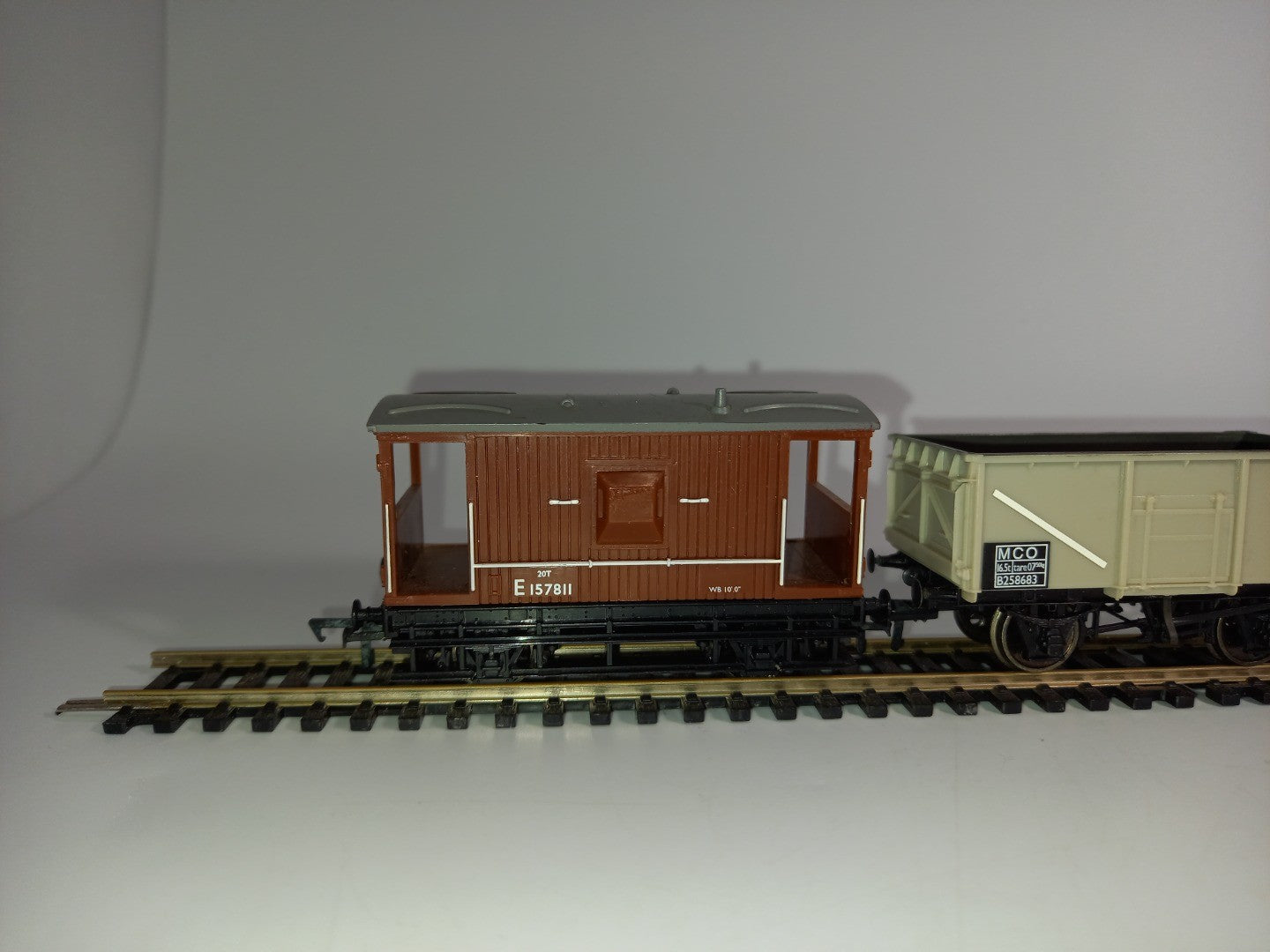 Bachmann Model Train Wagons, 3x Brake Van and Plank Wagons