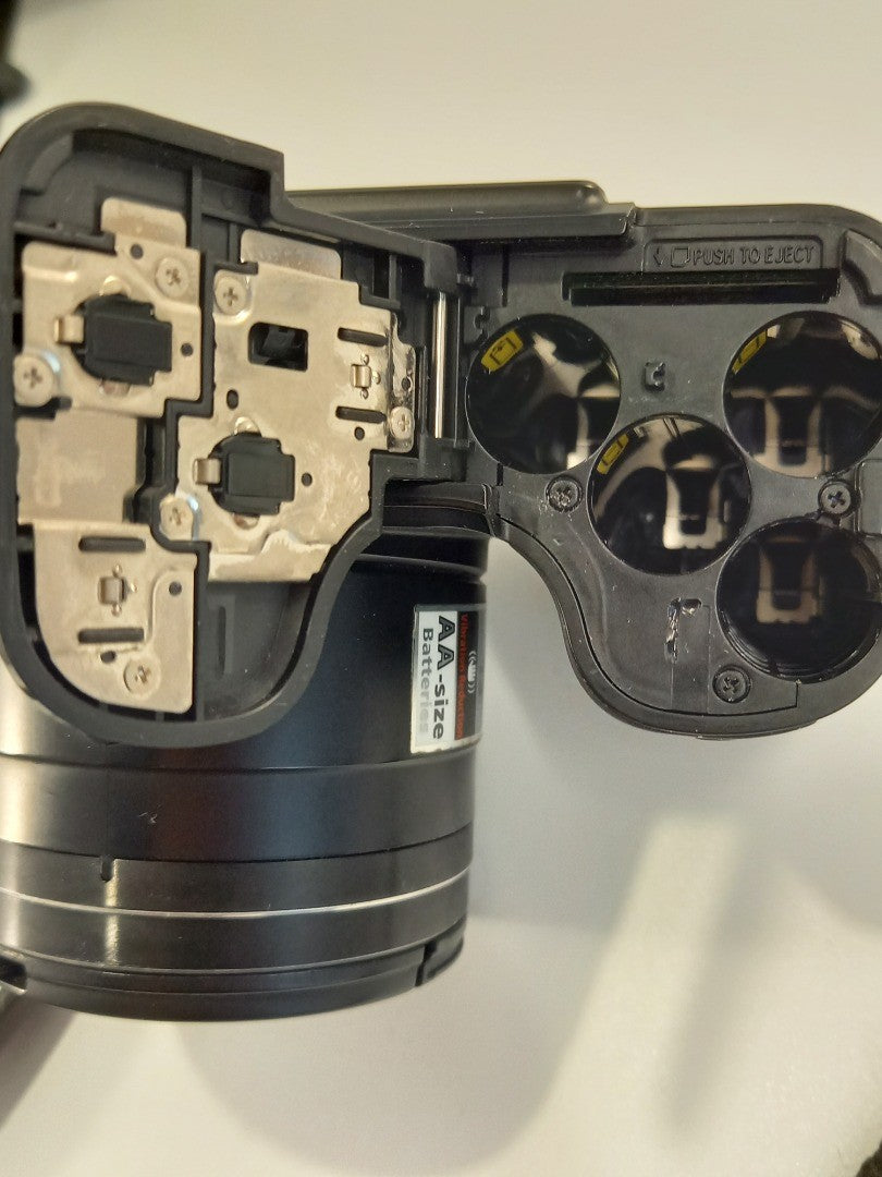 Nikon Coolpix L100 DSLR Digital Camera & Carry Case 10MP 15x Zoom Lens