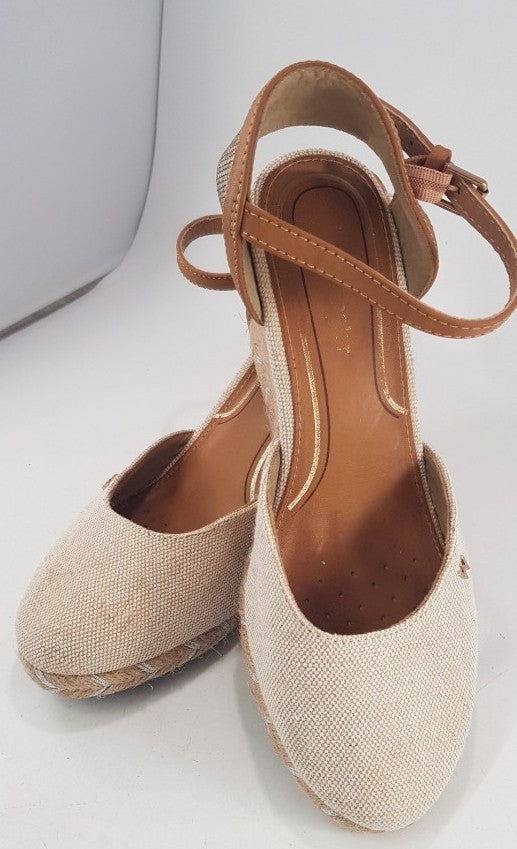 Wrangler Canvas Straw Tan Wedge Sandals Size 5 VGC