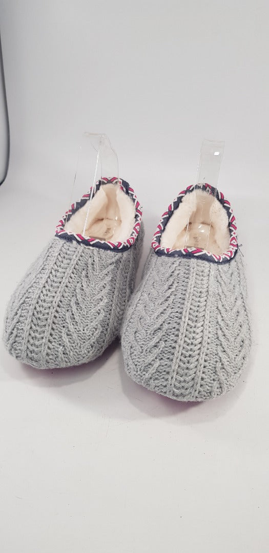 White Stuff Women's Closed Back Slippers Cable Knit Size 6 BNNT