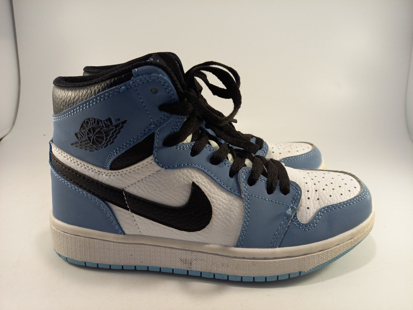 Nike Air Jordan 1 Retro High Top  University Blue SKU: STP-555088-134 Excellent Condition