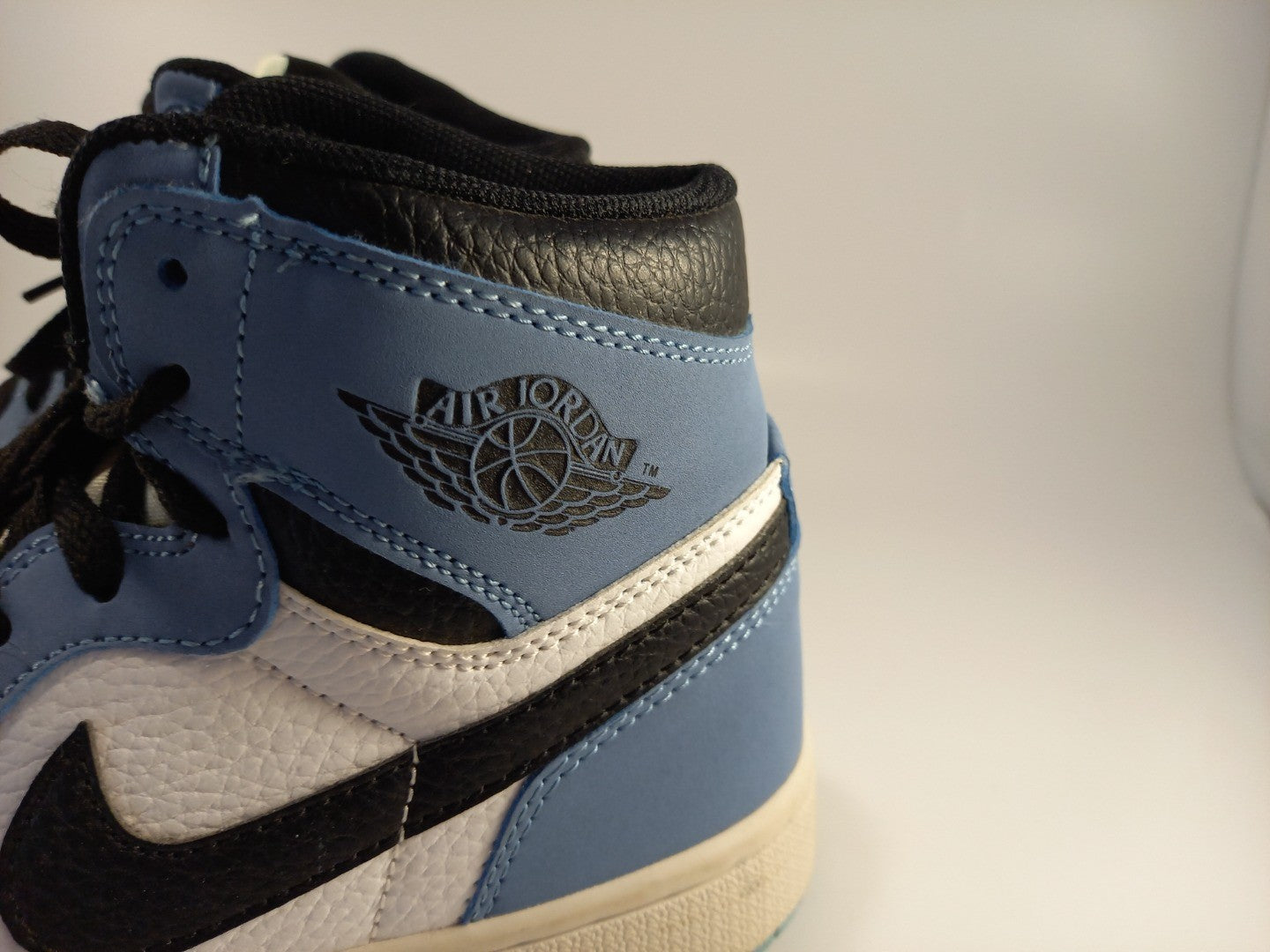 Nike Air Jordan 1 Retro High Top  University Blue SKU: STP-555088-134 Excellent Condition