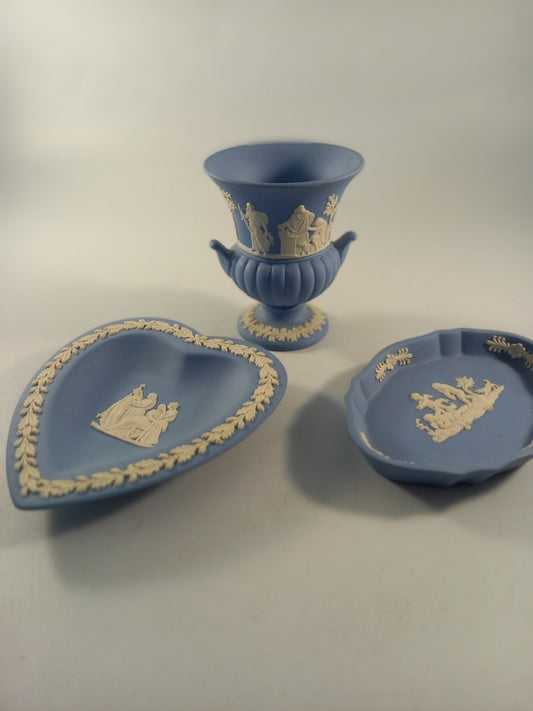 trinket plates x2 and mini vase wedgewood jasperware blue and white bundle  (3)