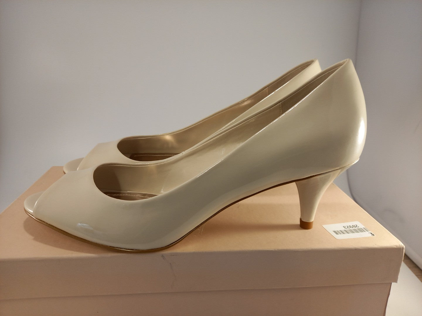 Roberto Vianni Beige Peep Toe Kitten Heel Slip On Size 6 BNIB